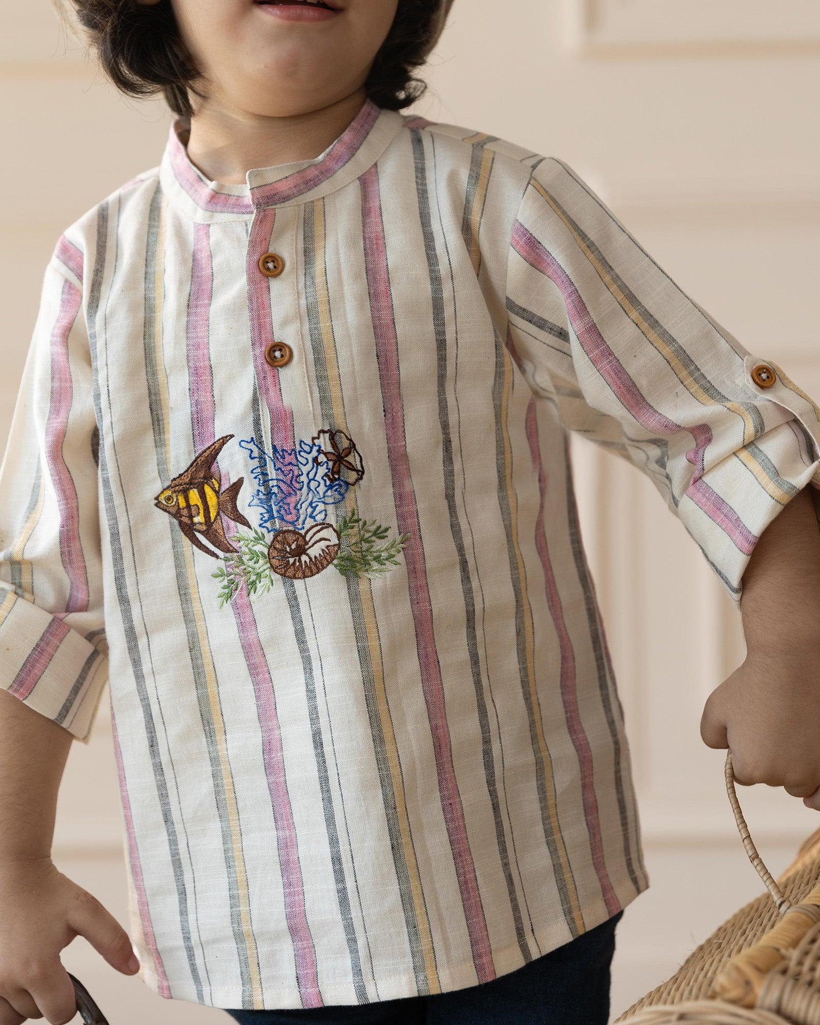  Embrace the ocean! Our Big fat fish-embroidered kurta features a classic cut & hand-crafted sea details. Wooden buttons & roll-up sleeves add a touch of modern whimsy. Breathable & eco-friendly!