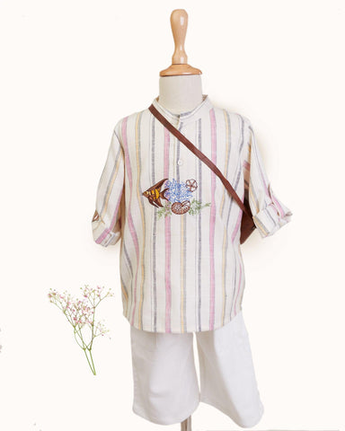  Embrace the ocean! Our Big fat fish-embroidered kurta features a classic cut & hand-crafted sea details. Wooden buttons & roll-up sleeves add a touch of modern whimsy. Breathable & eco-friendly!