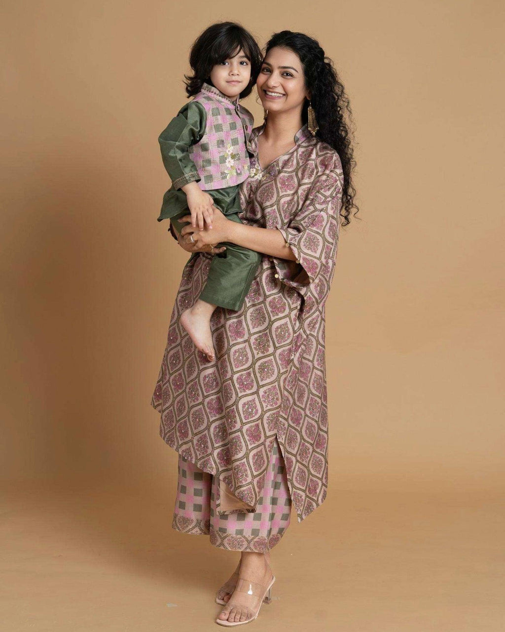 Phulwari's kaftan: V-neck & ambi-inspired print. Delicate embroidery, sleeve details. Flowing checkered palazzos. Comfy & stylish perfect festive wear