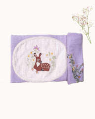 This hand-embroidered Bambi Deer Dohar, crafted from 100% cotton muslin, features a delicate deer surrounded by vibrant floral meadows. Soft and luxurious, perfect for dreamy sleep up to 3 years.