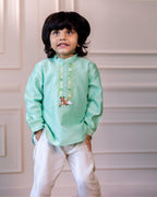 laad`s kid in short kurta featuring a bandhgala collar, hand-embroidered featuring bambi. Paired with ivory pants.