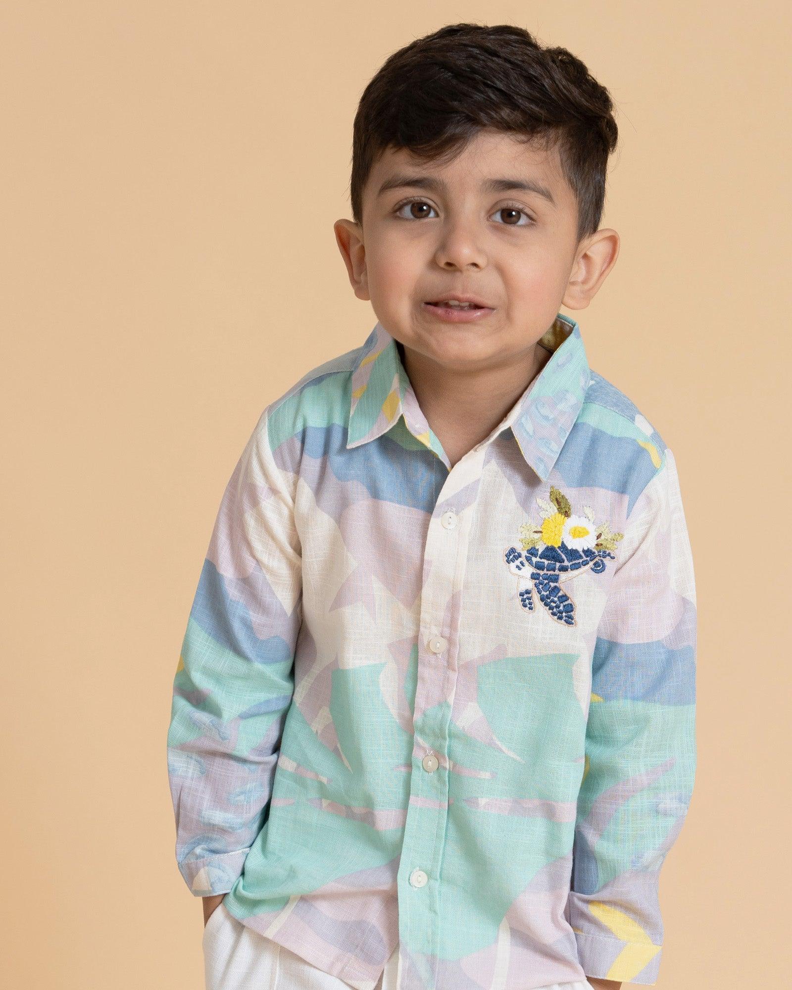 This ocean-inspired turtle shirt in cool cotton linen keeps you comfy. Classic cut, hand-embroidered turtle & sun protection. Breathable & eco-friendly! Pair with white shorts for summer fun.